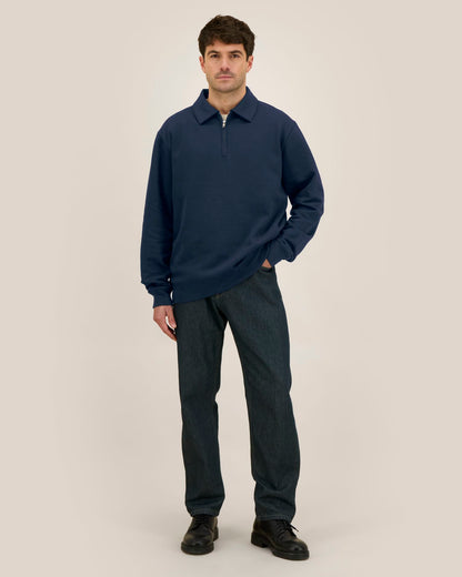 Proper in marineblauw